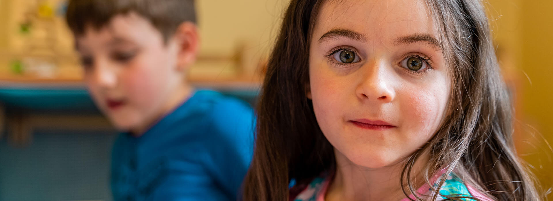 bambino e bambina aiutati da Mission Bambini