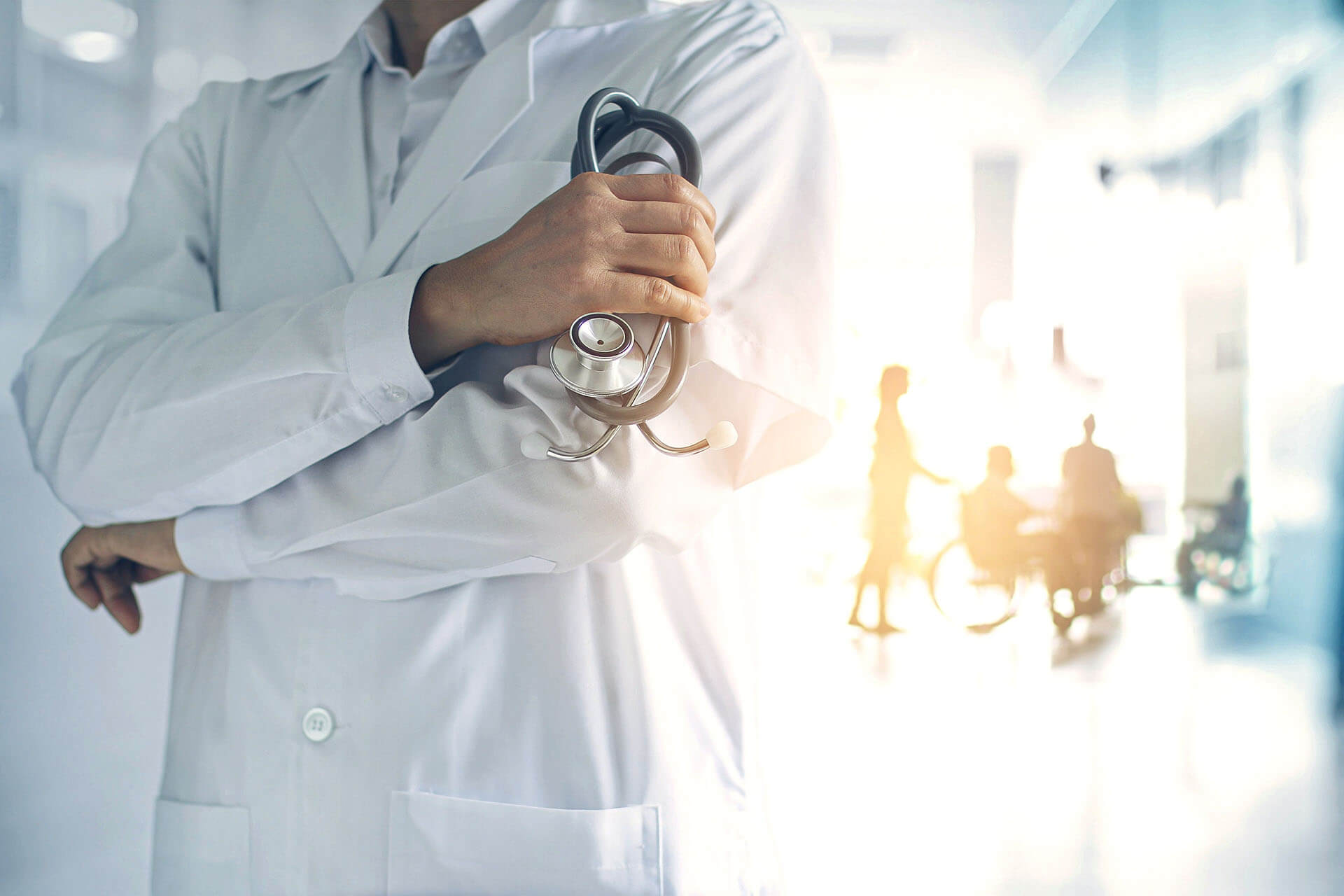 Medico e pazienti in ospedale. ail - Associazione italiana contro le leucemie-linfomi e mieloma