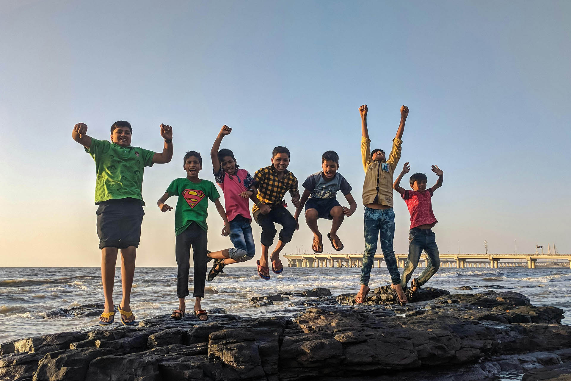 bambini che saltano, sostegno alla povertà della Fondazione L'Albero della Vita