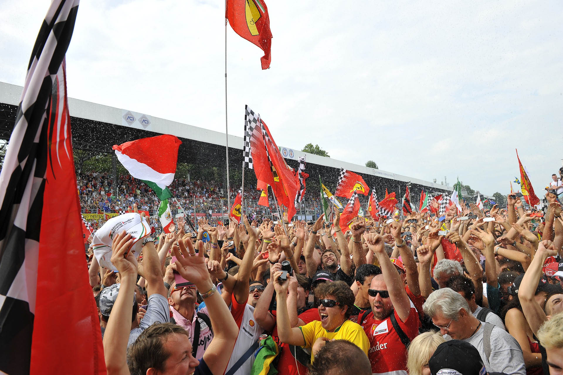 Tifosi della Ferrari. Si dona anche per gioia
