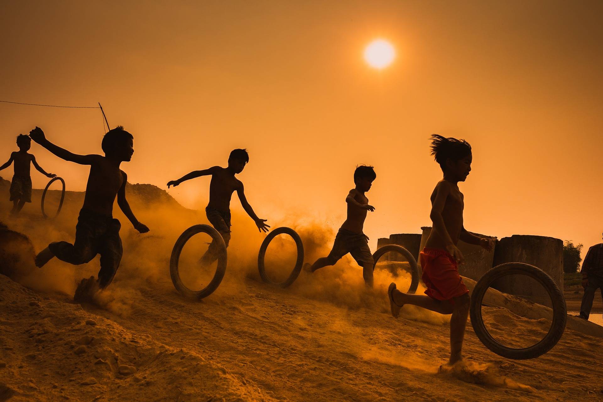 Bambini che giocano con giochi semplici. Save the Children