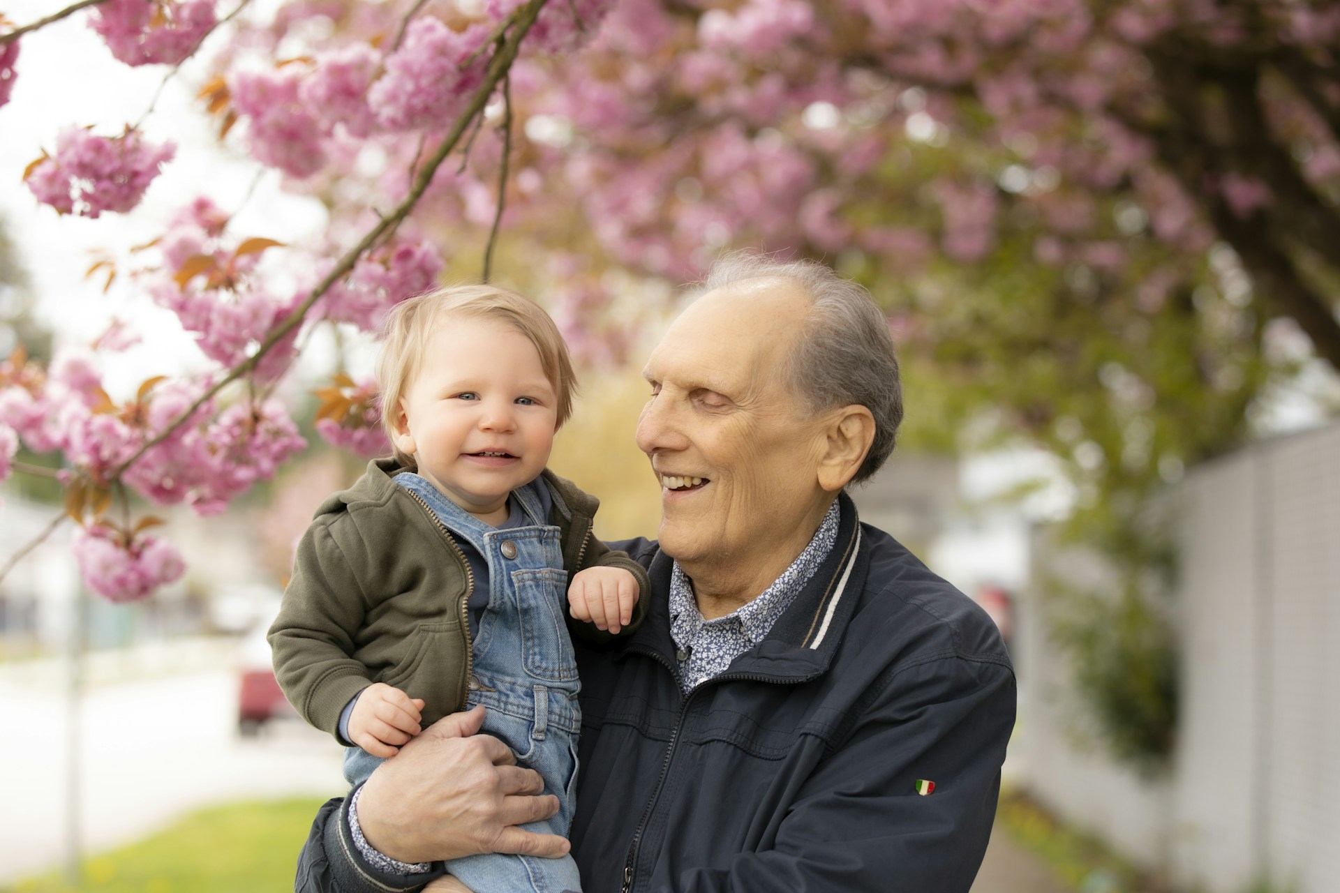 Nonno con bambino piccolo - Testamento solidale.